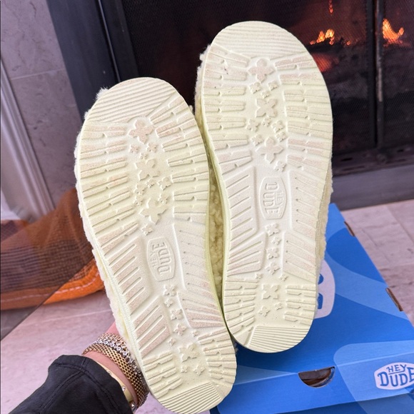 Hey Dude Womens size 7 Yellow Fuzzy Wendy slippers - Picture 3 of 5